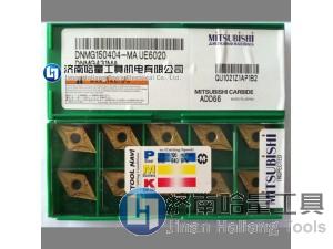 UE6110特点:
*由精细至nm单位的TiCN（氮碳化钛）层和结晶成长的生成的Al2O3（氧化铝）层构成的“纳米结构涂层”；
*通过平滑刀片外周刃，以稳定的磨合速度及高加工精度实现的“Black Super-even涂层”。
*耐磨性及耐缺损性高，能够延长工具的寿命。
*不易产生溶着切屑等造成的异常损伤，能长时间维持切削的稳定。
*优化了内部组成和硬度分布，增强了耐切屑性和耐热塑变形性。
*用于粗加工、高速高效加工、精加工等作业。
*加工范围包括ISO标准的P1、P10、P20钢。
