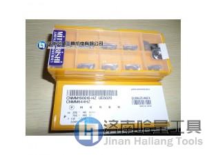 UC5105特点:
*硬质合金CVD涂层牌号*用于灰铸铁或球墨铸铁的高速连续切削，采用高硬度的基体，*涂覆微粒Al2O3和微粒且纤维状的TiCN厚膜。
