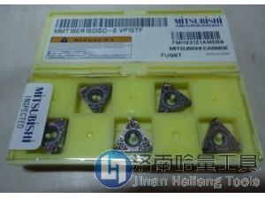 LP	轻切削用	碳钢・合金钢轻切削用第一推荐断屑槽，大前角与较深的断屑槽之间的高低差使其锋利度高。防止与刀片产生粘结，抑制加工面白浊。根据不同程度的切削深度对应凸起的断屑槽，适用于广泛的领域。
