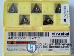 LP	轻切削用	碳钢・合金钢轻切削用第一推荐断屑槽，大前角与较深的断屑槽之间的高低差使其锋利度高。防止与刀片产生粘结，抑制加工面白浊。根据不同程度的切削深度对应凸起的断屑槽，适用于广泛的领域。
